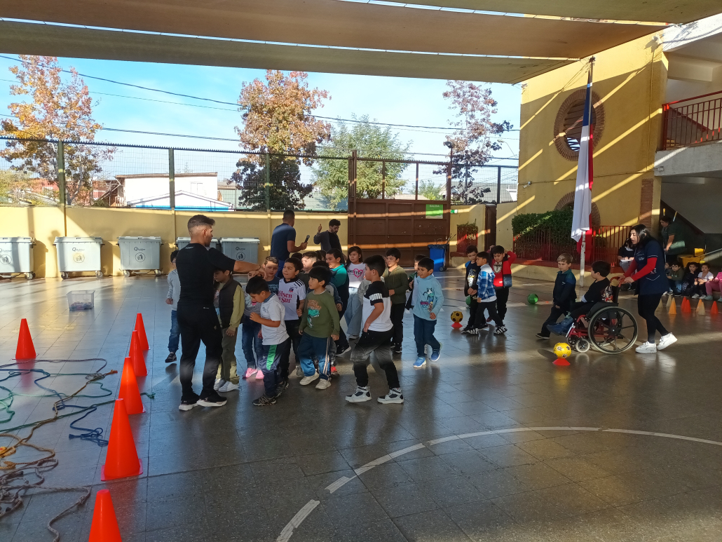 Estudiantes celebrando el Día de la Convivencia Escolar