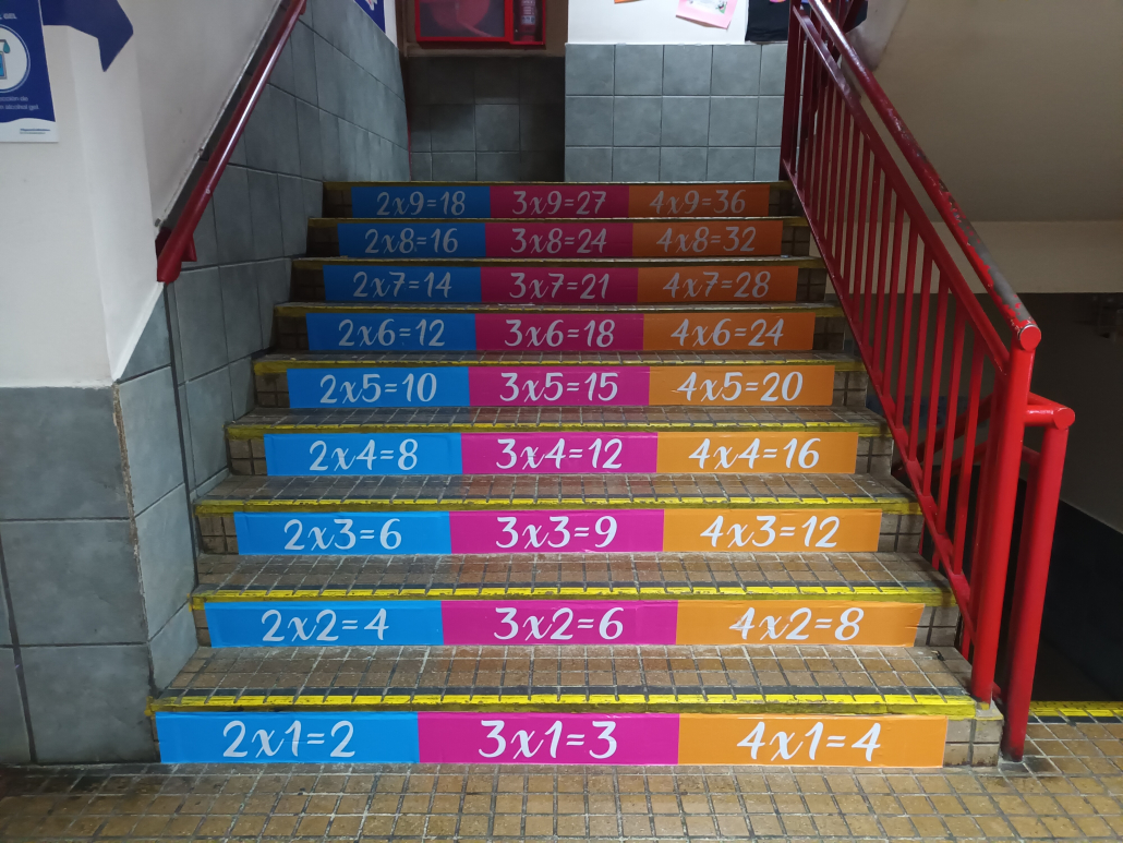 Escalera con ejercicios matemáticos por el Día de la Matemática