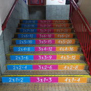 Escalera con ejercicios matemáticos por el Día de la Matemática