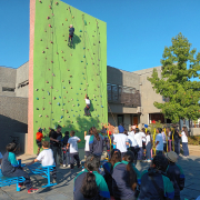 Estudiantes disfrutando el Día Mundial de la Actividad Física