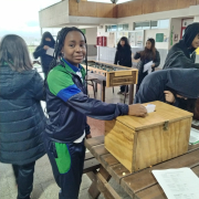 Estudiante votando en la Elección del Centro de Estudiantes