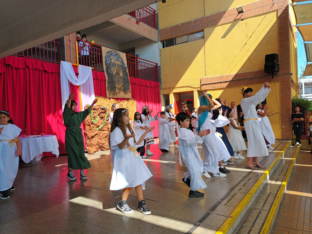 Estudiantes interpretando número artístico por Semana Santa