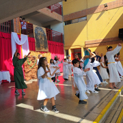 Estudiantes interpretando número artístico por Semana Santa